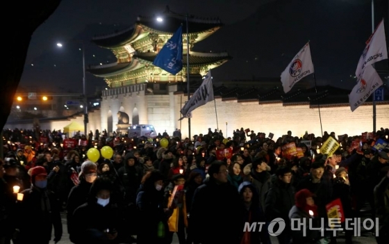 24일 저녁 서울 광화문광장에서 열린 9차 촛불집회에 참석한 시민들이 행진하고 있다./ 사진=홍봉진 기자