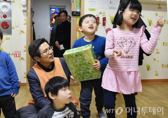 황교안 대통령 권한대행 국무총리가 24일 오전 서울 강북구의 한 장애 영유아 거주시설 방문을 방문해 아이들을 격려하고 있다. (총리실 제공) /사진=뉴스1