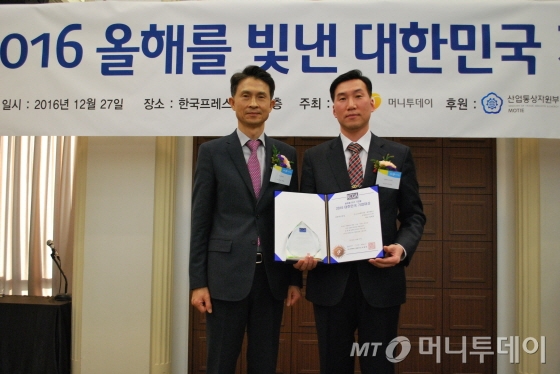양재일 로얄파트너스 대표(오른쪽)가 경영혁신대상을 받고 박종면 머니투데이 대표와 기념사진을 찍고 있다/사진=중기협력팀 오지훈 기자