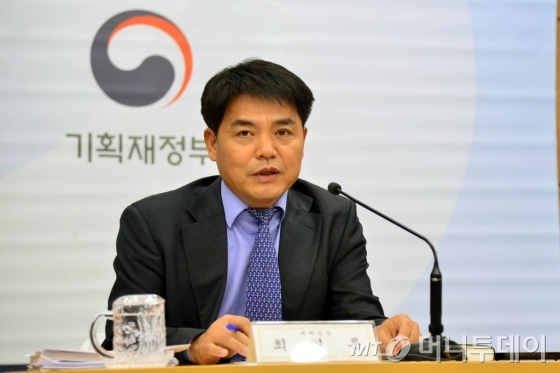 최영록 기재부 세제실장이 26일 기재부에서 세법 시행령 개정안을 발표하고 있다./사진=기재부