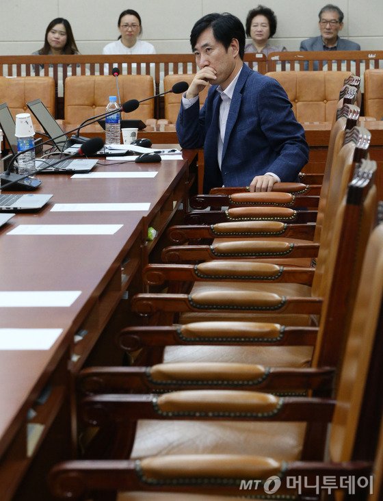 안민석 더불어민주당 의원이 22일 오전 국회에서 열린 '박근혜 정부의 최순실 등 민간인에 의한 국정농단 의혹사건 진상규명을 위한 국정조사 특별위원회' 5차 청문회에서 프로포폴을 들어보이며 조여옥 전 청와대 간호장교에게 질의하고 있다./사진=뉴스1