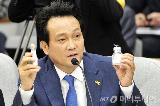 안민석 더불어민주당 의원이 11일 서울 여의도 국회 본회의장에서 열린 '최순실 게이트 등 진상규명에 대한 긴급현안질문'에서 대포폰을 들고 질의를 하고 있다./사진=뉴스1