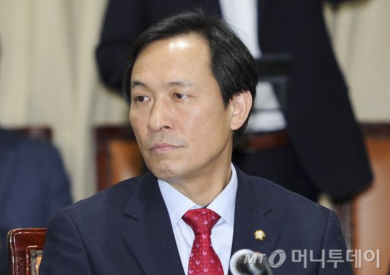 지난 5월4일 서울 여의도 국회에서 열린 제20대 국회 제1기 더불어민주당 원내대표 선거에서 우상호 당선자가 두 팔을 번쩍 들어보이고 있다. 2016.5.4/뉴스1 <저작권자 © 뉴스1코리아, 무단전재 및 재배포 금지>