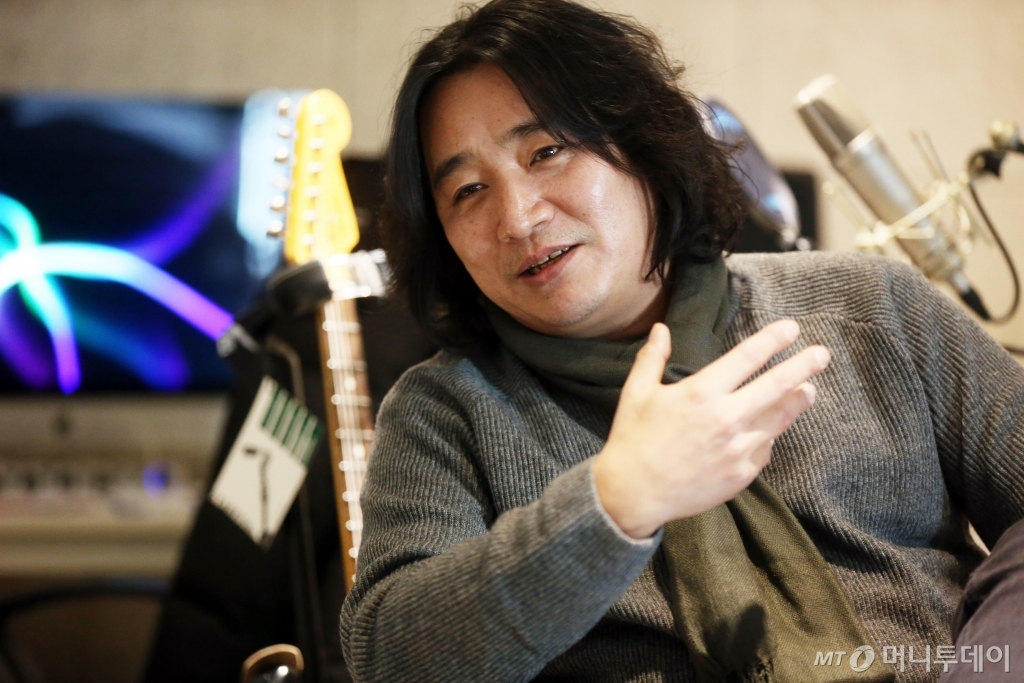 그룹 '시나위'의 리더 신대철은 31일 '10차 촛불집회' 무대에 올라 아버지 신중현의 곡 '아름다운 강산'을 전인권과 함께 20분간 연주하고 노래한다. 그는 "이 노래가 '박사모'가 함부로 부를 수 없는 의미심장한 노래라는 사실을 알려주고 싶다"고 말했다. /사진=임성균 기자