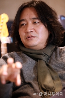 신대철. /사진=임성균 기자