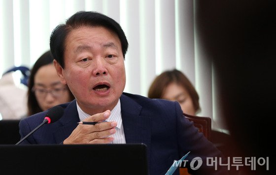 한선교 새누리당 의원이 13일 오전 서울 여의도 국회에서 열린 교육문화체육관광위원회 국정감사에서 야당 의원들과 논쟁을 벌이고 있다. 한선교 새누리당 의원이 이날 국정감사 도중 유은혜 더불어민주당 의원등 야당 동료 의원을 향해 "왜 웃어요?", "내가 그렇게 좋아?" 등 논란의 소지가 있는 발언을 했다가 거센 비판을 받고 사과했다./사진=뉴스1