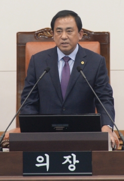 10일 서울시 중구 서울시의회에서 열린 제271회 정례회 제1차 본회의에서 양준욱 시의회 의장이 모두발언을 하고 있다. 2016.11.10.