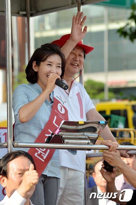 나경원 새누리당 의원이 2014년 7.30 재보선 동작을 새누리당 후보 시절 김무성 대표와 함께 지지를 호소하고 있다. 2014.7.29/사진=뉴스1