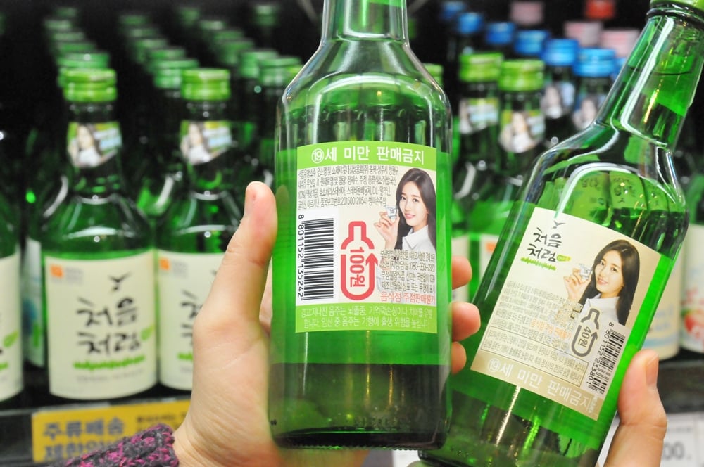 소주 빈용기보증금 인상 전(오른쪽)과 인상후 라벨./사진제공=롯데칠성음료 주류사업부문