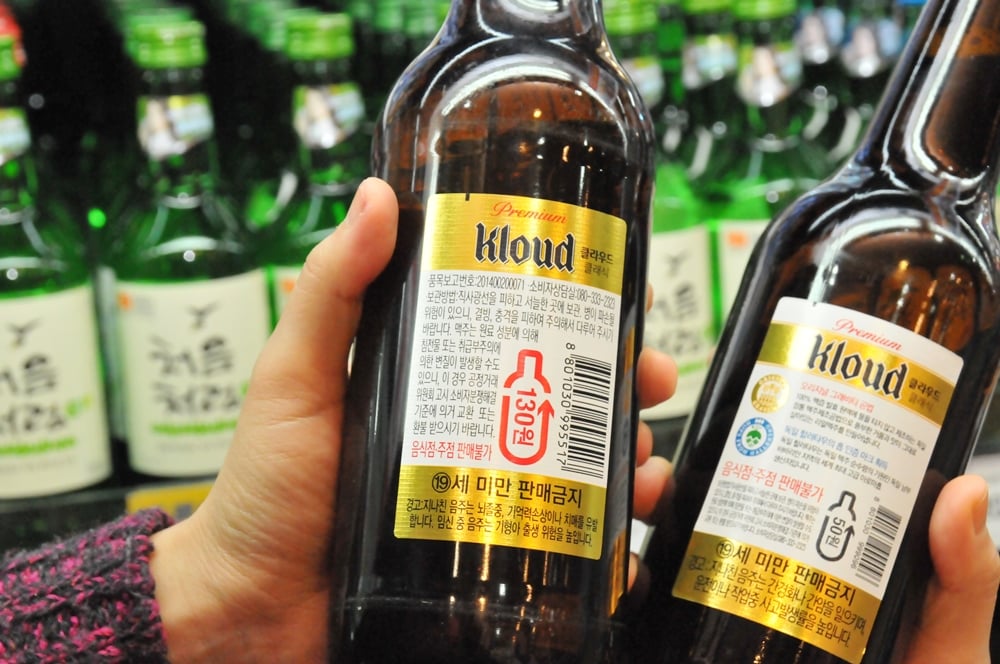 맥주 빈용기보증금 인상 전(오른쪽)과 인상후 라벨./사진 제공=롯데칠성음료 주류사업부문