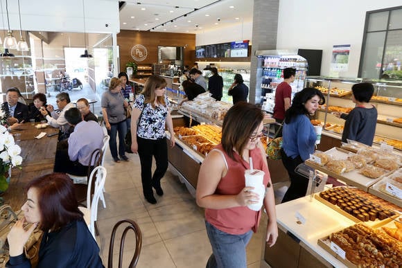 미국 캘리포니아 새너제이에 문을 연 파리바게뜨 미국 가맹1호 ' 호스테터점'을 찾은 고객들이 빵을 고르고 있다. / 사진제공=SPC그룹