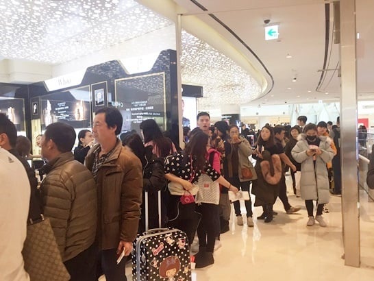 5일 영업을 재개한 서울 송파구 롯데면세점 월드타워점 한국 화장품 코너에 중국인 고객들이 화장품을 구매하기 위해 늘어서 있다.