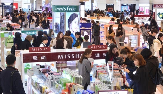 5일 영업을 재개한 서울 송파구 롯데면세점 월드타워점이 고객들로 붐비고 있다. 롯데면세점 측은 이날 5000여명의 중국 단체관광객이 방문할 것으로 예상하고 있다. /사진=뉴스1