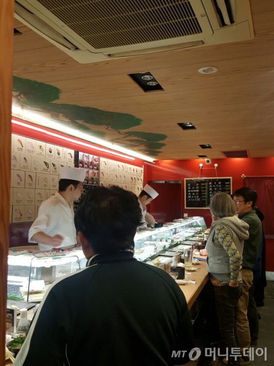 2016년 12월 11일 찾은 일본 도쿄 긴자의 초밥집에서 손님들이 서서 초밥을 먹고 있다./사진=박경담 기자