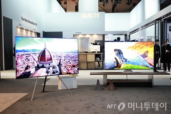 2017년형 QLED TV는 그림을 놓아두는 이젤 형태의 '스튜디오 스탠드'(왼쪽)로 인테리어 하거나 이색적 디자인의 '그래비티(Gravity) 스탠드'(오른쪽)와도 결합할 수 있다./사진제공=삼성전자