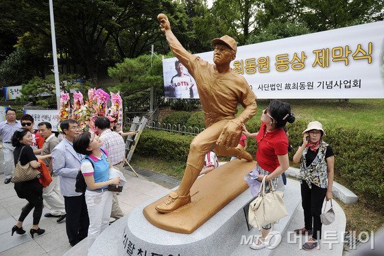 고(故) 최동원 선수의 기념동상 제막식이 열린 2013년9월14일 오후 부산 사직야구장 앞 광장에서 시민들이 동상을 살펴보고 있다. 2013.9.14/뉴스1