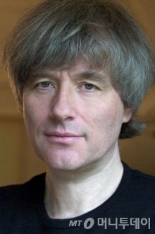 헝가리 피아니스트 데죄 란키는 이번 공연에서 슈텐츠, 서울시향과 30년 만에 호흡을 맞춘다. /사진제공=서울시립교향악단