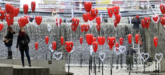 2016 청계천 크리스마스 페스티벌 개막일인 12일 서울 청계천 모전교 부근에 화려한 조명이 설치돼 있다. 2016.12.12/뉴스1