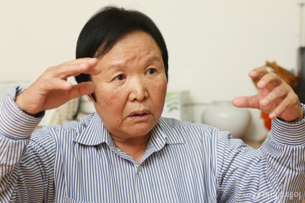 올해 48년째 택시를 모는 김금옥(71)씨는 닭띠 노처녀 드라이버다. 그는 "남자 일에 뛰어들면서 능력 모자란다는 소리 듣기 싫어 하루 한끼만 먹고 일할 정도로 부지런히 뛰어다녔다"며 "50주년 해에 인생 경험을 담은 자서전을 내겠다"고 말했다. /사진=이기범 기자