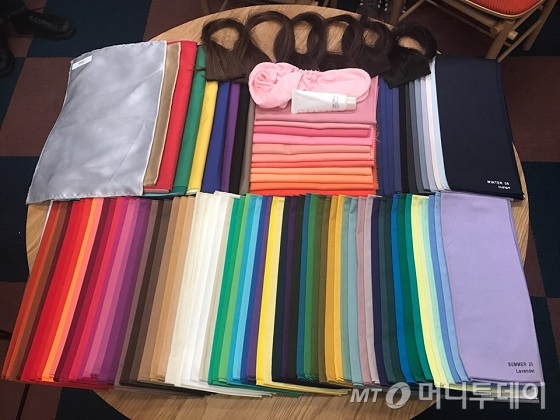 진단을 시작하기 전 흰색 케이프를 착용한 모습. / 사진=한지연 기자