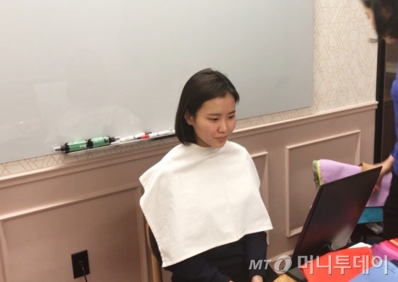 최근 퍼스널 컬러에 대한 관심이 높아지고 있다. 사진은 직접 퍼스널 컬러 진단 받은 기자의 베스트 컬러. / 사진=남궁민 기자