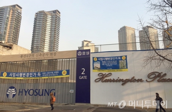 서울시 용산4구역 공사 현장 너머로 고층 건물들이 솟아 있다. 2020년에는 이 자리에도 최고 43층 높이의 주상복합아파트들이 들어설 예정이다./사진=배규민