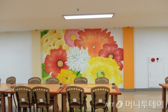 삼화페인트는 노인복지시설을 위해 개발한 컬러유니버설가이드를 충남 홍성군 노인복지시설에 처음 적용해 식당 벽면을 꾸몄다/사진제공=삼화페인트