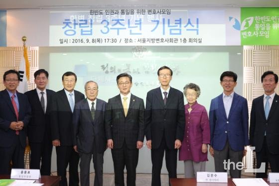 보수성향 변호사단체인 한반도 인권과 통일을 위한 변호사 모임(한변) 창립 3주년 기념식 및 시민과 함께하는 변호사들(시변)과의  통합식 기념사진, 맨 오른편 하창우 변협 협회장/출처=한변 홈페이지