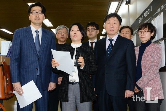 위은진 대한변협 인권위원회 부의원장 등 인권위원들이 2016년 3월 2일 오전 서울 서초구 서울중지앙지법 기자실에서 테러방지법 의견서 제출 관련 기자회견을 열고 있다.이날 참석자들은 "대한변협은 테러방지법안 의견서가 결코 대한변협 공식입장을 반영한 것이 아님을 공개적으로 밝혀야한다"고 주장했다.2016.3.2/사진=뉴스1