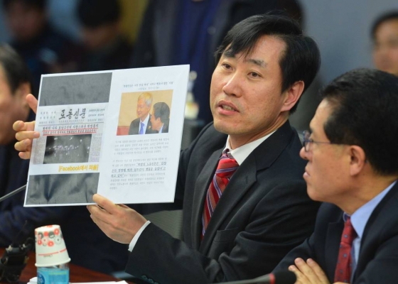 지난 15일 서울 여의도 국회 의원회관에서 열린 바른정당 전체회의에서 하태경 의원이 박근혜 대통령 법률대리인 서석구 변호사가 주장한 북한 노동신문 관련 뉴스 내용이 '가짜 뉴스'라고 주장하고 있다. /사진=뉴시스