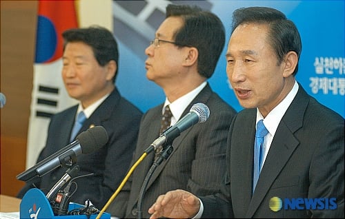 2007년 이명박 당시 한나라당 대선후보(맨 오른쪽)가 중앙 선대위 회의를 주관하고 있다./사진=뉴시스