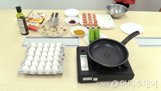 직접 전을 부치기 위해 국내산 계란과 미국산 계란, 강황가루 등을 준비했다. / 사진=머니투데이