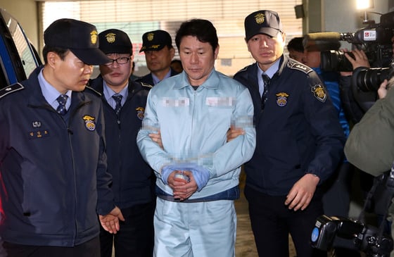 남궁곤 전 이화여대 입학처장이 19일 오후 조사를 받기 위해 서울 강남구 대치동 특별검사 사무실에 소환되고 있다./사진=뉴스1