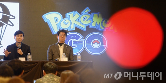지난 24일 오전 서울 중구 소공동 웨스틴조선호텔에서 열린 '포켓몬고' 국내 서비스 시작 관련 기자간담회에서 데니스 황 나이언틱랩스 아트총괄이사(왼쪽)와 포켓몬 IP를 제공하는 임재범 포켓몬코리아 대표가 취재진의 질문에 답하고 있다. /사진=뉴스1