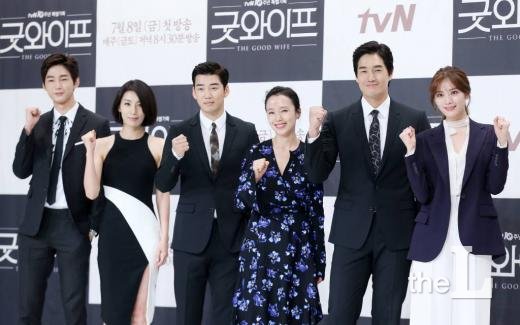 배우 이원근, 김서형, 윤계상, 전도연, 유지태, 나나가 서울 영등포구 타임스퀘어 아모리스홀에서 진행된 tvN 금토드라마 '굿와이프' 제작발표회에 참석해 포즈를 취하고 있다.