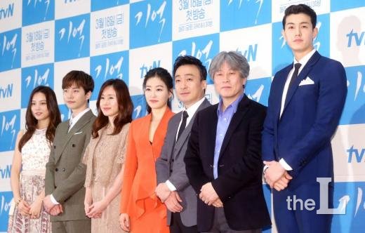 서울 왕십리 디노체컨벤션에서 열린 tvN 10주년 특별기획 드라마 '기억' 제작발표회에 연기자들이 참석하고 있다.