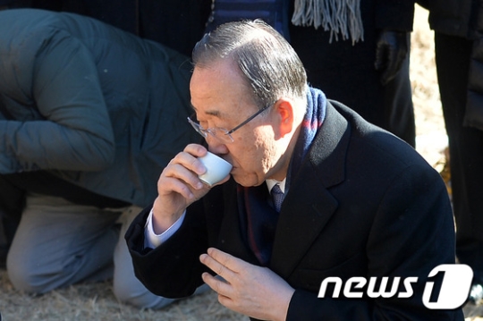 반기문 전 유엔사무총장이 지난 14일 고향인 충북 음성군 원남면 행치마을을 방문해 선친의 묘에 성묘한 뒤 음복하고 있는 모습이 논란이 됐다. / 사진=뉴스1