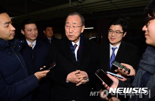 【서울=뉴시스】조성봉 기자 = 대선불출마를 선언한 반기문 전 유엔사무총장이 1일 오후 서울 동작구 사당동 자택입구에서 취재진의 질문에 답변하고 있다. 2017.02.01. suncho21@newsis.com <저작권자ⓒ 공감언론 뉴시스통신사. 무단전재-재배포 금지.>