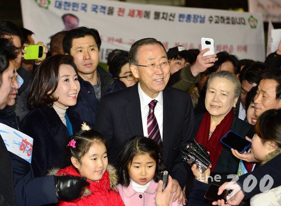 반기문 전 유엔(UN) 사무총장이 지난달 12일 오후 서울 동작구 사당동 자택 앞에 도착해 주민들의 환영을 받으며 미소짓고 있다. /사진=뉴스1