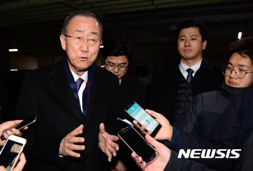 대선불출마를 선언한 반기문 전 유엔사무총장이 지난 1일 오후 서울 동작구 사당동 자택입구에서 취재진의 질문에 답변하고 있다. /사진=뉴시스
