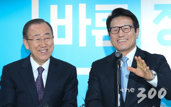 반 전 총장이 바른정당 당사에서 정병국 대표와 대화를 나누고 있다. /사진=뉴스1