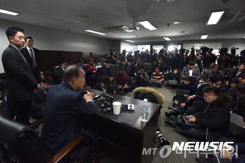 【서울=뉴시스】박진희 기자 = 반기문 전 유엔 사무총장이 지난달 31일 오후 서울 마포구 사무실에서 기자간담회를 하고 있다. 2017.01.31. photo@newsis.com <저작권자ⓒ 공감언론 뉴시스통신사. 무단전재-재배포 금지.>