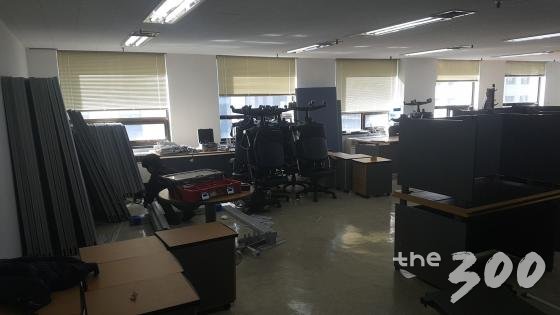 2일 서울 여의도에 위치한 대하빌딩. 이곳에 반기문 전 유엔사무총장의 대선 캠프가 꾸려질 예정이었다. 현재는 사무용 집기를 철거하고 있다./사진=고석용 기자