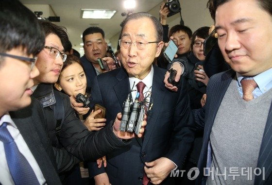 대선 불출마를 선언한 반기문 전 유엔 사무총장이 2일 오후 서울 마포구의 한 중식당에서 캠프 직원들과 오찬을 마친 후 취재진의 질문에 답하고 있다. 2017.2.2/뉴스1 <저작권자 © 뉴스1코리아, 무단전재 및 재배포 금지>