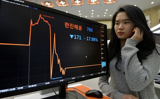 2일 오후 서울 영등포구 여의도 한국거래소 전광판에 파산 가능성이 제기되고 있는 한진해운 주권의 매매거래가 중지된 모습을 보이고 있다.한국거래소 유가증권시장본부는 이날 한진해운에 파산절차 진행설에 대한 조회공시를 요구하고 이날 오전 11시 24분부터 주권 매매거래를 정지했다./사진=뉴스1