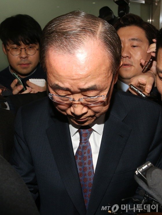 반기문 전 UN 사무총장이 1일 오후 서울 여의도 국회 정론관에서 기자회견을 열고 대선불출마를 선언 한 후 자리를 뜨고 있다. 반 전 총장은 "정치교체를 이루고 국가 통합을 이루려 했던 순수한 뜻을 접겠다는 결정을 내렸다"며 대선출마 포기 입장을 밝혔다. 2017.2.1/뉴스1  <저작권자 © 뉴스1코리아, 무단전재 및 재배포 금지>