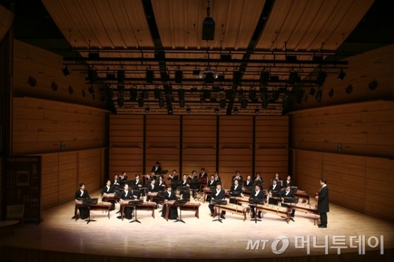 국립국악원 창작악단이 7일 우면당 재개관 기념 기자간담회에서 관현악을 위한 산조합주를 연주하고 있다. /사진=국립국악원