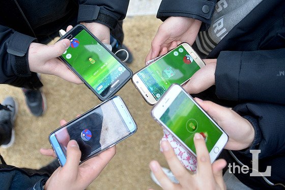 지난 5일 오후 대전시청 주변에서 시민들이 포켓몬고 게임을 즐기고 있다. 대전시청 앞 ‘한밭종각’일대가 포켓몬고의 성지로 입소문이 나면서 게임을 하러 나온 시민들이 쏟아져 나온 것으로 보인다. /사진제공=뉴스1