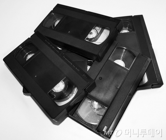 1970~90년대 성인물은 비디오테이프로 유통됐지만 이제는 유튜브 등 동영상 플랫폼과 SNS를 통해 확산되고 있다. 19세 미만 관람 불가 고전 영화부터 3류 에로물, 해외 성인물까지 종류도 다양하다. /사진=pixabay