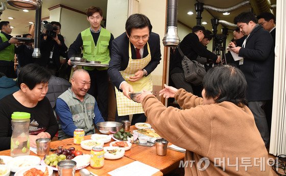 황교안 대통령 권한대행이 6일 서울 여의도 국회에서 열린 본회의에 츨석하기 위해 본청으로 들어서며 취재진의 질의에 답하고 있다. /사진=뉴스1